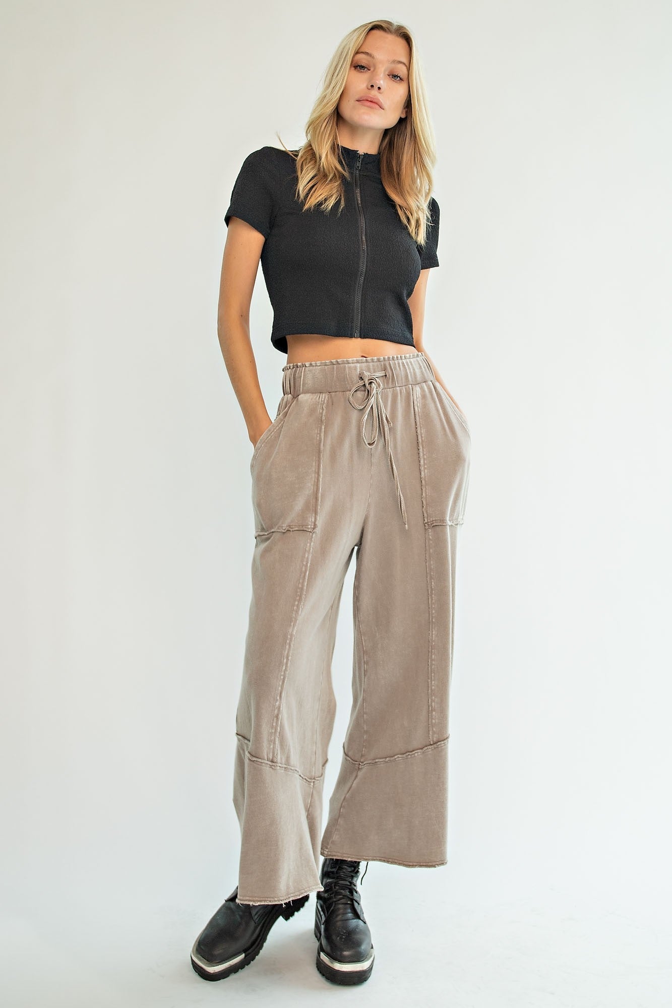 Easel Feeling Good Pull on Pants in Mushroom