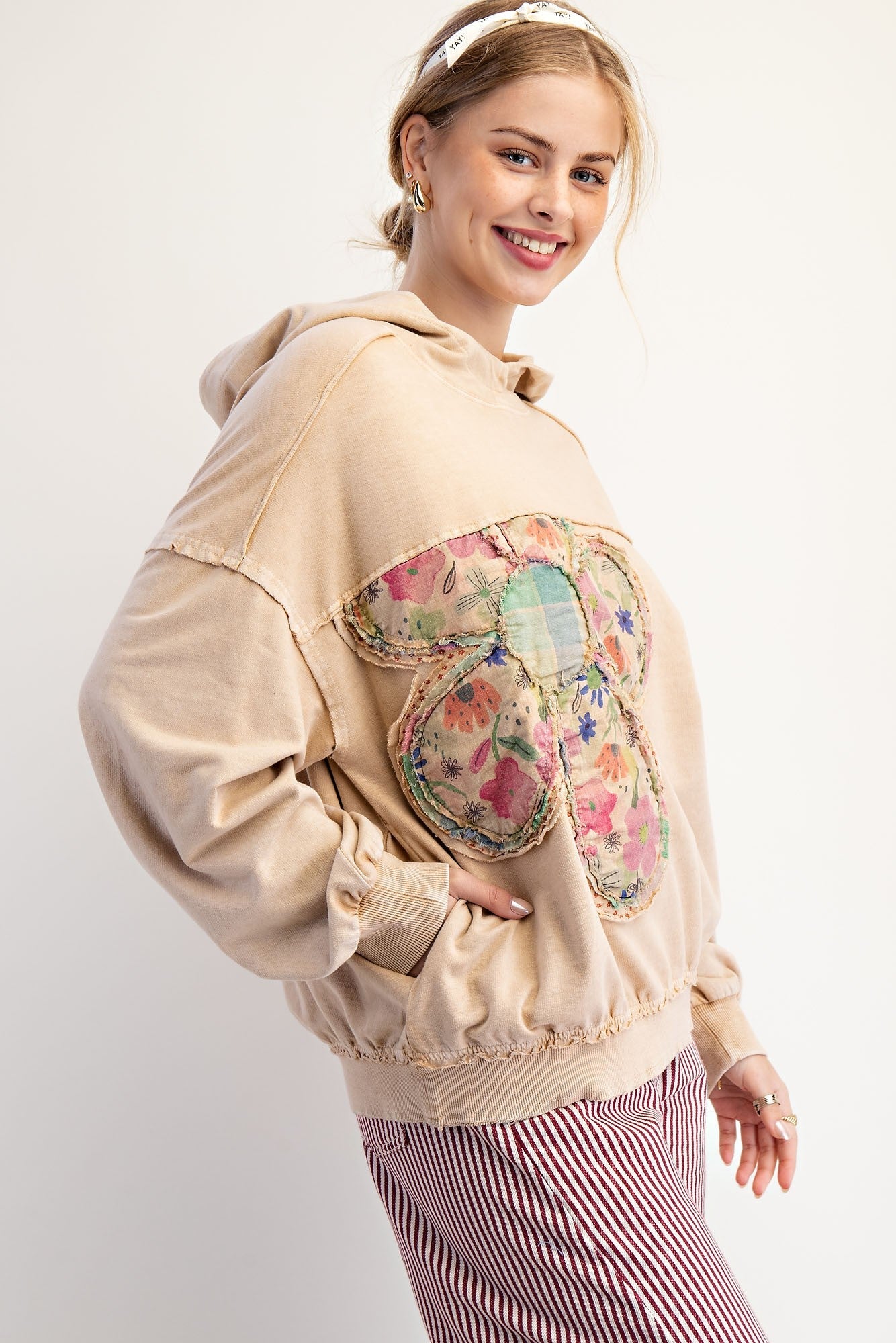 Easel Terry Knit Flower Patched Pullover Hoodie in Latte